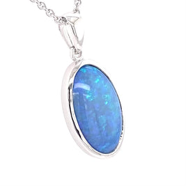 Vedhæng med en ægte solid krystal opal fra Australien indfattet i blankt rhodineret sterling sølv.