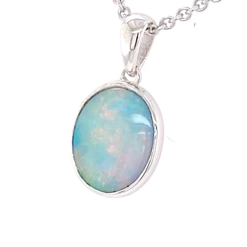 Vedhæng med en ægte solid krystal opal fra Australien indfattet i blankt rhodineret sterling sølv.