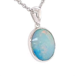 Vedhæng med en ægte solid krystal opal fra Australien indfattet i blankt rhodineret sterling sølv.