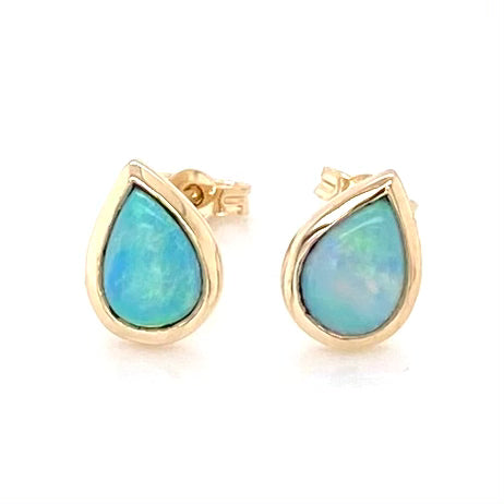 Opal ørestikkerne har ægte solide Australske krystal opaler indfattet i 14 karat guld.