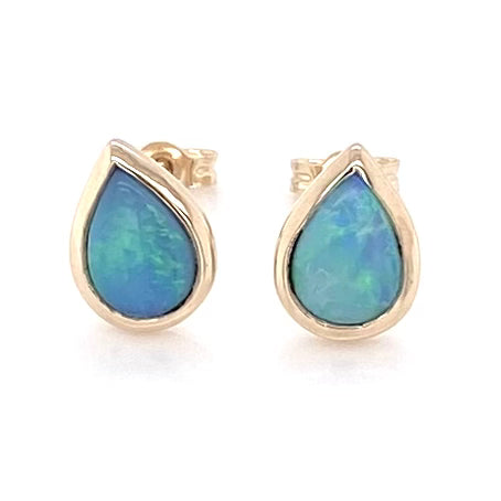 Opal ørestikkerne har ægte solide Australske krystal opaler indfattet i 14 karat guld.