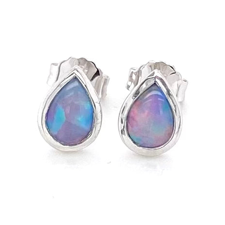 Opal ørestikkerne har ægte solide Australske opaler indfattet i blankt sterling sølv.