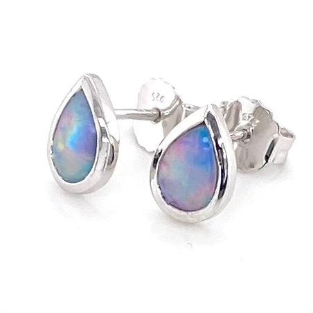 Opal ørestikkerne har ægte solide Australske opaler indfattet i blankt sterling sølv.