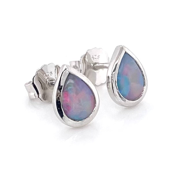 Opal ørestikkerne har ægte solide Australske opaler indfattet i blankt sterling sølv.