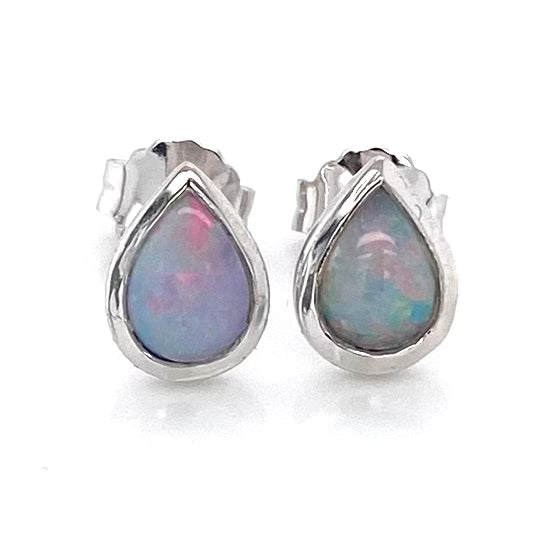 Opal ørestikkerne har ægte solide Australske opaler indfattet i blankt sterling sølv.