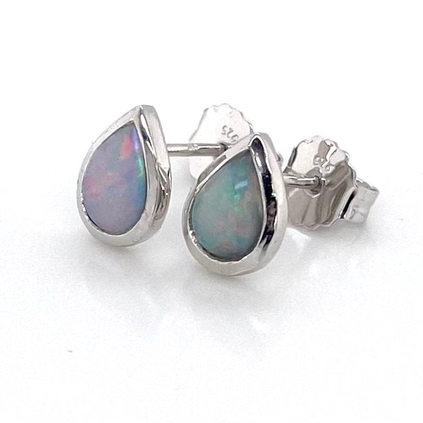 Opal ørestikkerne har ægte solide Australske opaler indfattet i blankt sterling sølv.