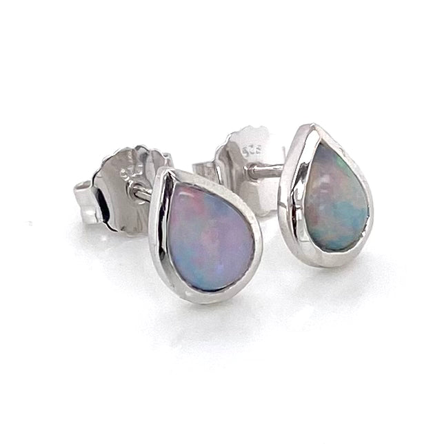 Opal ørestikkerne har ægte solide Australske opaler indfattet i blankt sterling sølv.