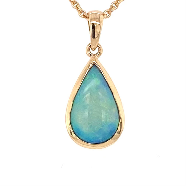Vedhæng med en ægte solid krystal opal fra Australien indfattet i 14 karat guld.