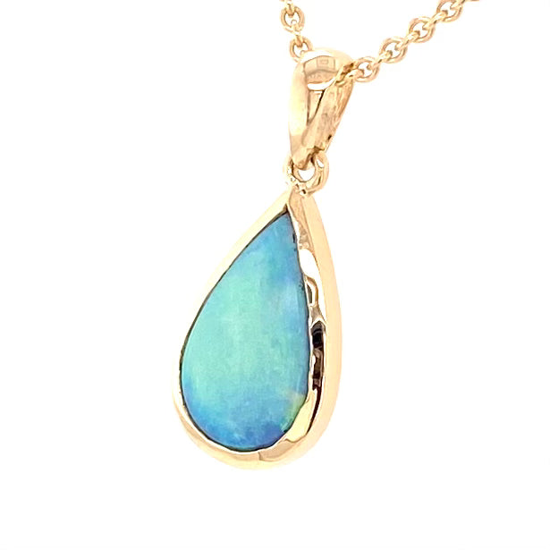 Vedhæng med en ægte solid krystal opal fra Australien indfattet i 14 karat guld.