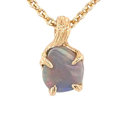 Ægte solid krystal opal fra vores egen mine i Lightning Ridge, Australien indfattet i 14 karat guld. De krogede grene af 14 karat guld holder opalen på plads.