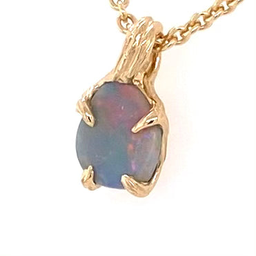 Ægte solid krystal opal fra vores egen mine i Lightning Ridge, Australien indfattet i 14 karat guld. De krogede grene af 14 karat guld holder opalen på plads.