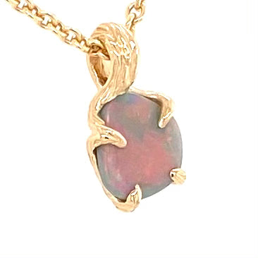 Ægte solid krystal opal fra vores egen mine i Lightning Ridge, Australien indfattet i 14 karat guld. De krogede grene af 14 karat guld holder opalen på plads.
