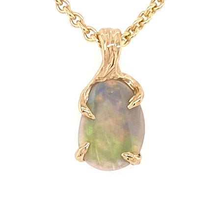 Ægte solid krystal opal fra vores egen mine i Lightning Ridge, Australien indfattet i 14 karat rustikt guld. De krogede grene af 14 karat guld holder opalen på plads.