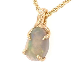 Ægte solid krystal opal fra vores egen mine i Lightning Ridge, Australien indfattet i 14 karat rustikt guld. De krogede grene af 14 karat guld holder opalen på plads.