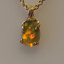 Ægte solid krystal opal fra vores egen mine i Lightning Ridge, Australien indfattet i 14 karat rustikt guld. De krogede grene af 14 karat guld holder opalen på plads.