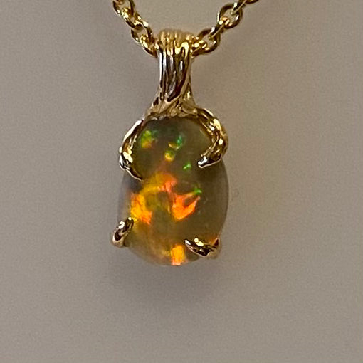 Ægte solid krystal opal fra vores egen mine i Lightning Ridge, Australien indfattet i 14 karat rustikt guld. De krogede grene af 14 karat guld holder opalen på plads.