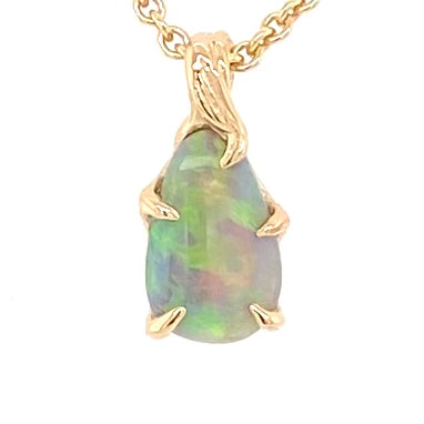 Ægte solid krystal opal fra vores egen mine i Lightning Ridge, Australien indfattet i 14 karat guld. De krogede grene af 14 karat guld holder opalen på plads.