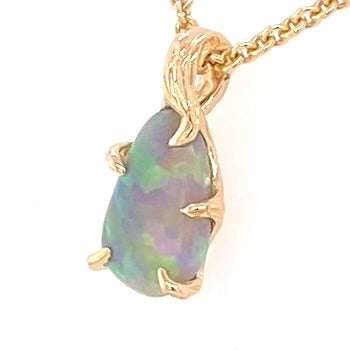 Ægte solid krystal opal fra vores egen mine i Lightning Ridge, Australien indfattet i 14 karat guld. De krogede grene af 14 karat guld holder opalen på plads.