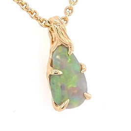 Ægte solid krystal opal fra vores egen mine i Lightning Ridge, Australien indfattet i 14 karat guld. De krogede grene af 14 karat guld holder opalen på plads.
