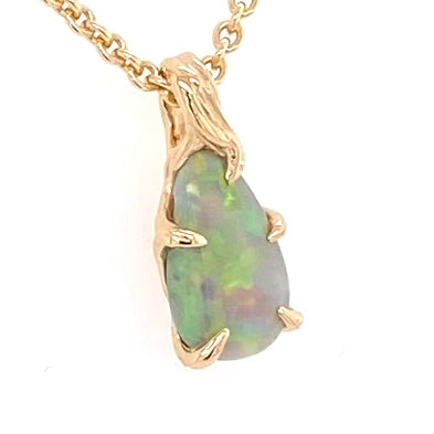 Ægte solid krystal opal fra vores egen mine i Lightning Ridge, Australien indfattet i 14 karat guld. De krogede grene af 14 karat guld holder opalen på plads.