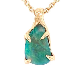 Ægte solid opal fra vores egen mine i Lightning Ridge, Australien indfattet i 14 karat guld. De krogede grene af 14 karat guld holder opalen på plads.