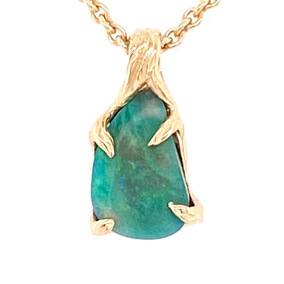 Ægte solid opal fra vores egen mine i Lightning Ridge, Australien indfattet i 14 karat guld. De krogede grene af 14 karat guld holder opalen på plads.