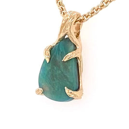 Ægte solid opal fra vores egen mine i Lightning Ridge, Australien indfattet i 14 karat guld. De krogede grene af 14 karat guld holder opalen på plads.