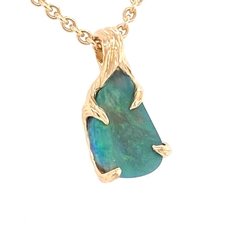 Ægte solid opal fra vores egen mine i Lightning Ridge, Australien indfattet i 14 karat guld. De krogede grene af 14 karat guld holder opalen på plads.