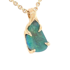 Ægte solid opal fra vores egen mine i Lightning Ridge, Australien indfattet i 14 karat guld. De krogede grene af 14 karat guld holder opalen på plads.