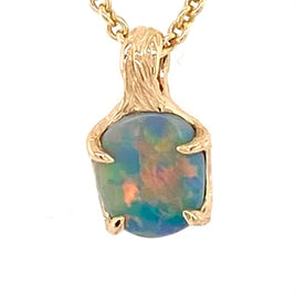 Ægte solid opal fra vores egen mine i Lightning Ridge, Australien indfattet i 14 karat guld. De krogede grene af 14 karat guld holder opalen på plads.