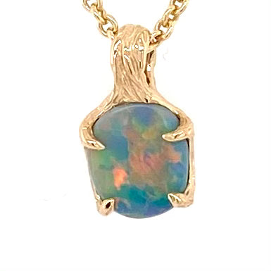 Ægte solid opal fra vores egen mine i Lightning Ridge, Australien indfattet i 14 karat guld. De krogede grene af 14 karat guld holder opalen på plads.