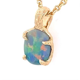 Ægte solid opal fra vores egen mine i Lightning Ridge, Australien indfattet i 14 karat guld. De krogede grene af 14 karat guld holder opalen på plads.