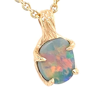 Ægte solid opal fra vores egen mine i Lightning Ridge, Australien indfattet i 14 karat guld. De krogede grene af 14 karat guld holder opalen på plads.