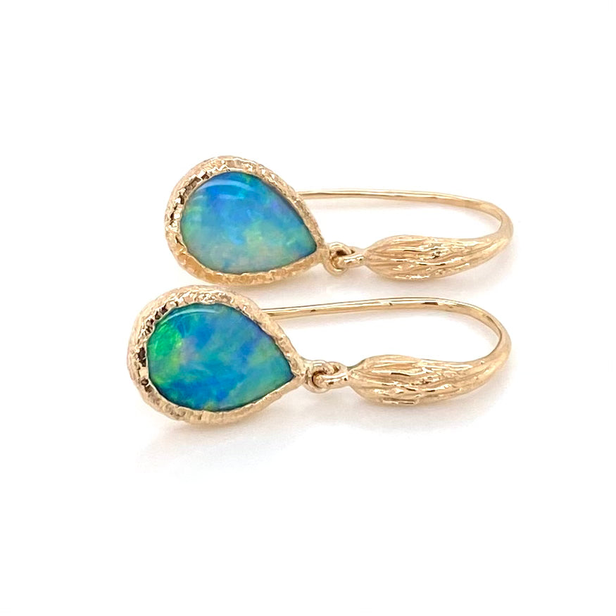 Opal ørehængerne med ægte solide Australske krystal opaler indfattet i 14 karat guld. Opaler vejer 1,69 ct.