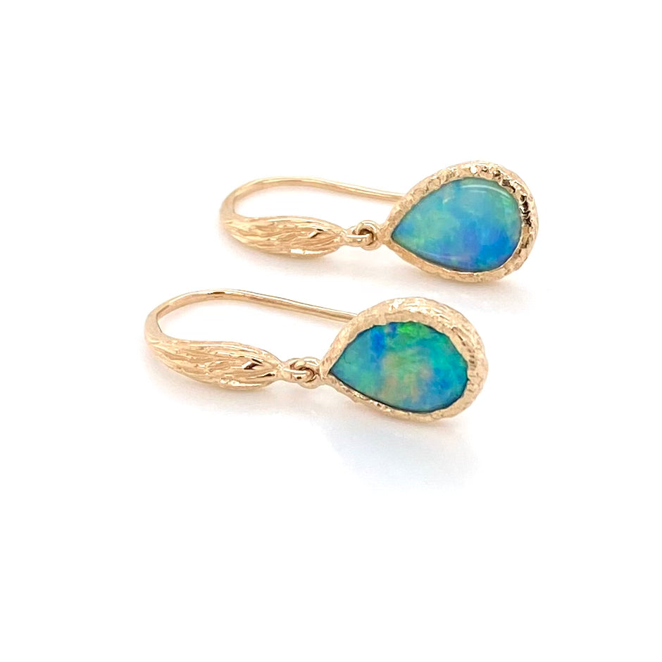 Opal ørehængerne med ægte solide Australske krystal opaler indfattet i 14 karat guld. Opaler vejer 1,69 ct.