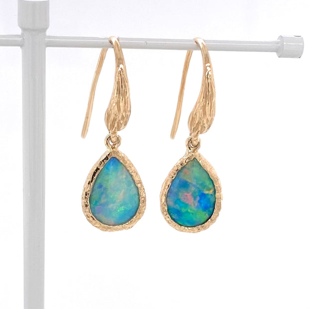 Opal ørehængerne med ægte solide Australske krystal opaler indfattet i 14 karat guld. Opaler vejer 1,69 ct.