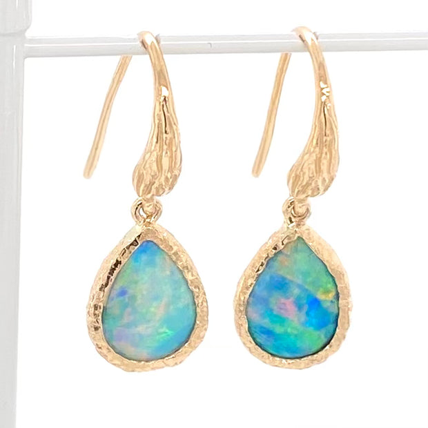 Opal ørehængerne med ægte solide Australske krystal opaler indfattet i 14 karat guld. Opaler vejer 1,69 ct.