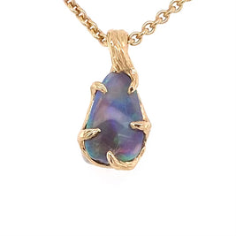 Ægte solid krystal opal fra vores egen mine i Lightning Ridge, Australien indfattet i 14 karat guld. De krogede grene af 14 karat guld holder opalen på plads.