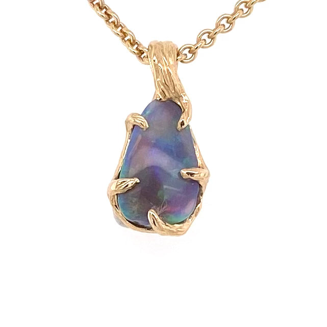 Ægte solid krystal opal fra vores egen mine i Lightning Ridge, Australien indfattet i 14 karat guld. De krogede grene af 14 karat guld holder opalen på plads.