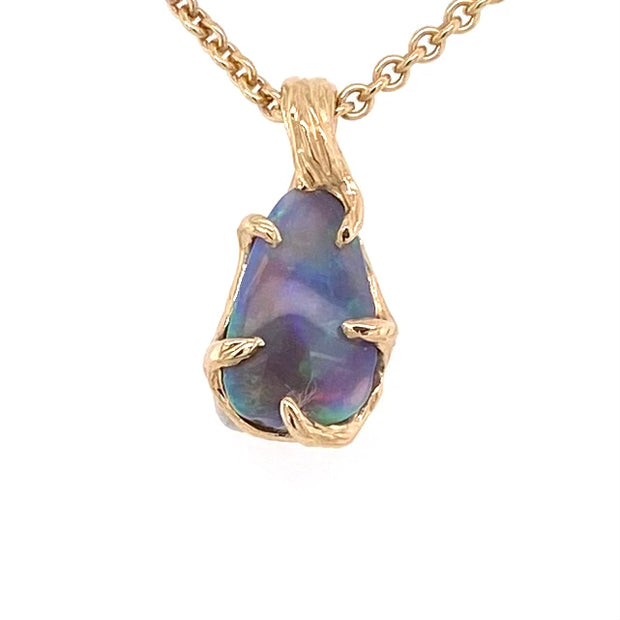 Ægte solid krystal opal fra vores egen mine i Lightning Ridge, Australien indfattet i 14 karat guld. De krogede grene af 14 karat guld holder opalen på plads.