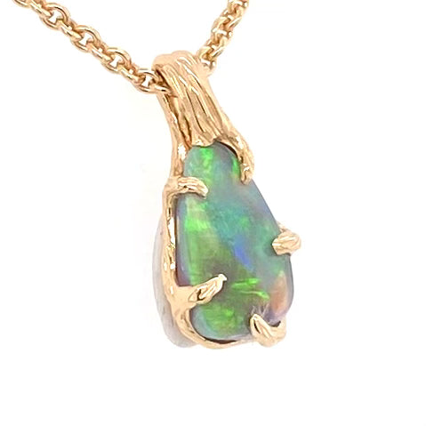 Ægte solid krystal opal fra vores egen mine i Lightning Ridge, Australien indfattet i 14 karat guld. De krogede grene af 14 karat guld holder opalen på plads.
