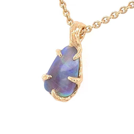 Ægte solid krystal opal fra vores egen mine i Lightning Ridge, Australien indfattet i 14 karat guld. De krogede grene af 14 karat guld holder opalen på plads.