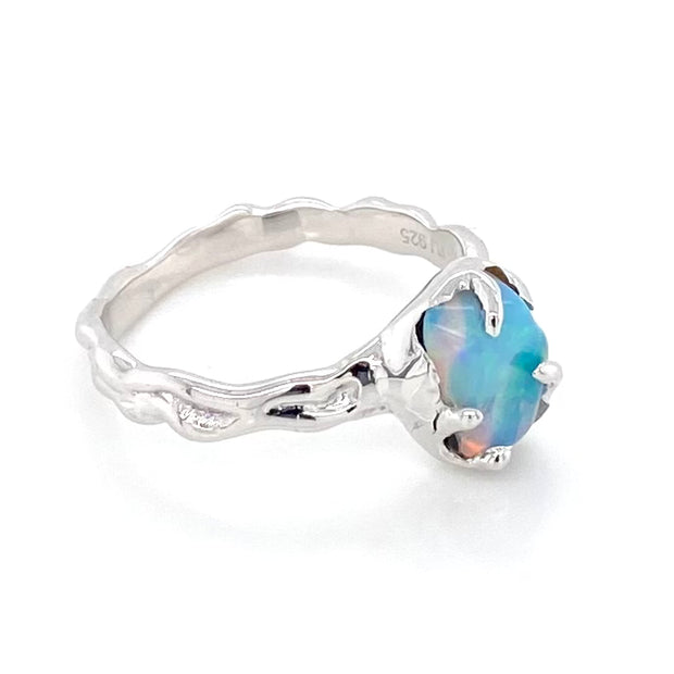 Ring med ægte solid crystal opal fra Australien. Opalen er indfattet i rustikt sterling sølv. Krogede rustikke grene af sterling sølv holder opalen på plads.