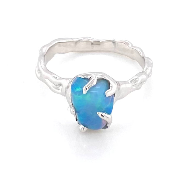Ring med ægte solid crystal opal fra Australien. Opalen er indfattet i rustikt sterling sølv. Krogede rustikke grene af sterling sølv holder opalen på plads.
