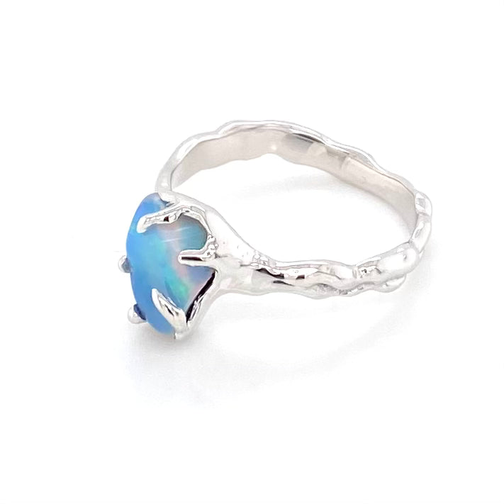 Ring med ægte solid crystal opal fra Australien. Opalen er indfattet i rustikt sterling sølv. Krogede rustikke grene af sterling sølv holder opalen på plads.