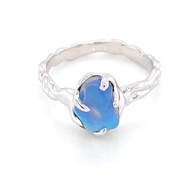 Ring med ægte solid crystal opal fra Australien. Opalen er indfattet i rustikt sterling sølv. Krogede rustikke grene af sterling sølv holder opalen på plads.