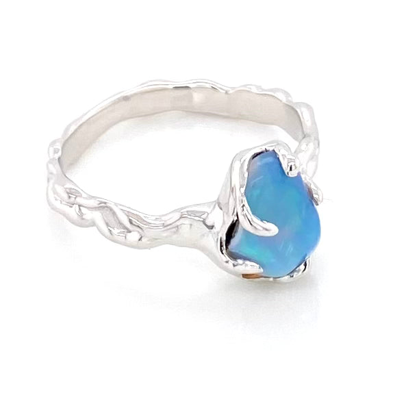 Ring med ægte solid crystal opal fra Australien. Opalen er indfattet i rustikt sterling sølv. Krogede rustikke grene af sterling sølv holder opalen på plads.