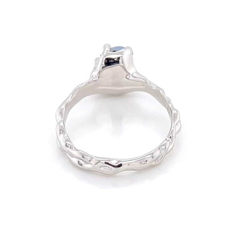 Ring med ægte solid crystal opal fra Australien. Opalen er indfattet i rustikt sterling sølv. Krogede rustikke grene af sterling sølv holder opalen på plads.