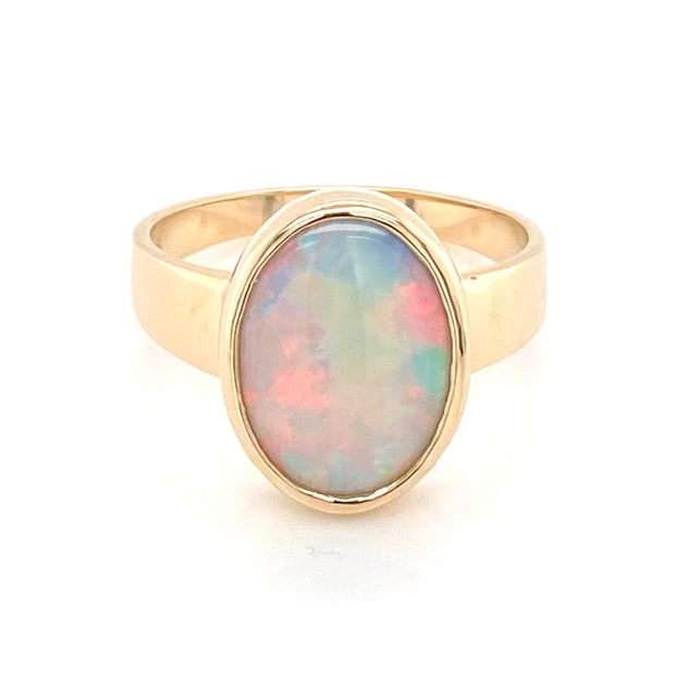 Ring med ægte solid crystal opal fra Australien indfattet i 14 karat. guld. Opalen vejer 3,37 ct.