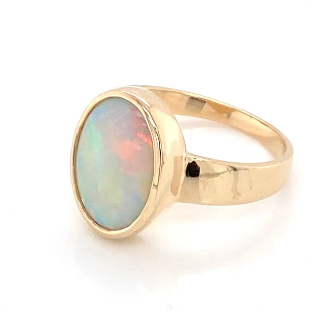 Ring med ægte solid crystal opal fra Australien indfattet i 14 karat. guld. Opalen vejer 3,37 ct.